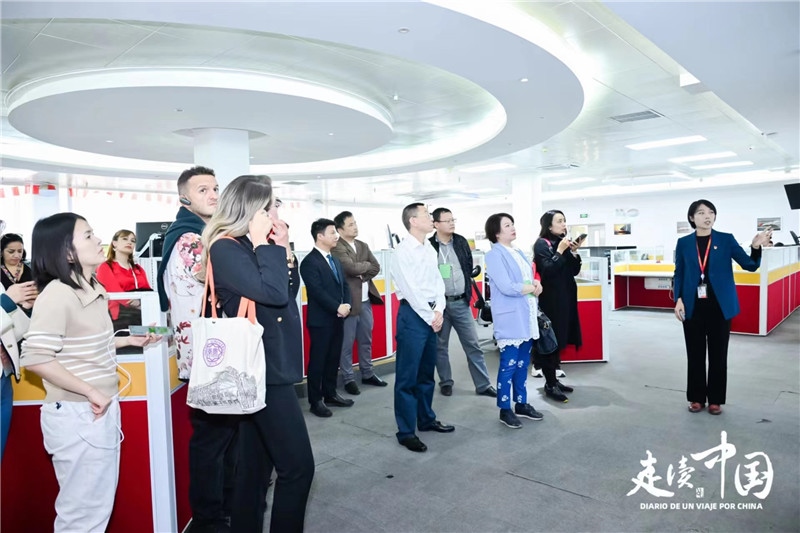 媒體記者參觀天津航空運營控制中心。主辦方供圖。