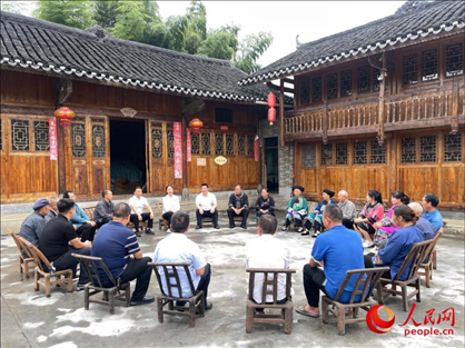 花垣縣石欄鎮(zhèn)朋巖村的院壩會(huì)。人民網(wǎng) 周靜圓攝