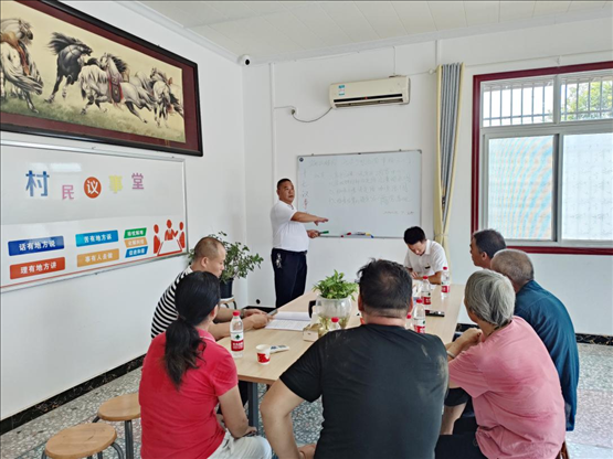 泉塘村17組議事會(huì)正在討論土地整理事項(xiàng)。湖南省司法廳供圖