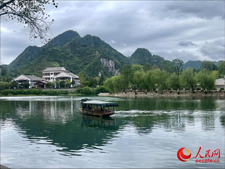 秋日的邊城鎮(zhèn)，青山滴翠、碧水含情。人民網(wǎng) 周靜圓攝