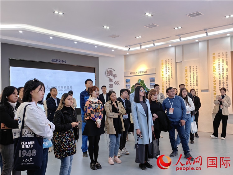 媒體記者探訪薊州礦山生態(tài)修復(fù)項目。人民網(wǎng)記者 符園園攝