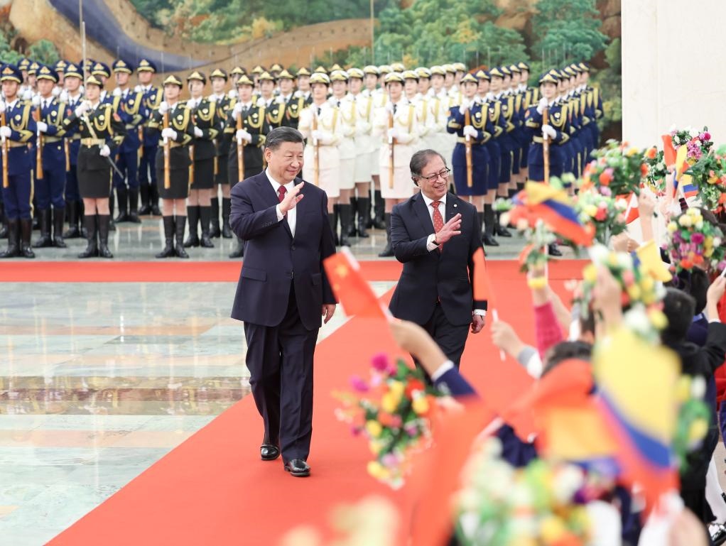 10月25日下午，國家主席習近平在北京人民大會堂同來華進行國事訪問的哥倫比亞總統(tǒng)佩特羅舉行會談。這是會談前，習近平在人民大會堂北大廳為佩特羅舉行歡迎儀式。