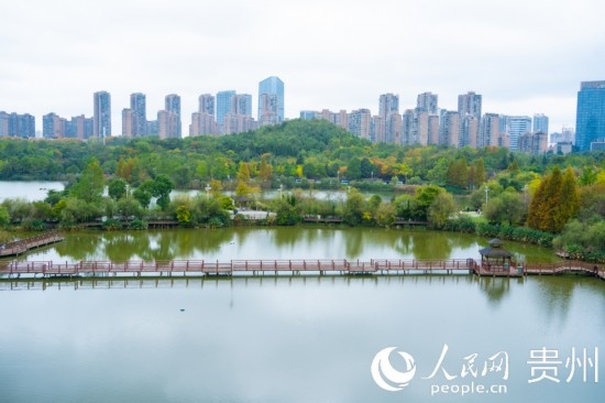 秋日時節(jié)，觀山湖公園景色美不勝收。人民網(wǎng) 陽茜攝