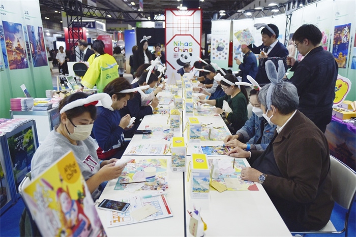 日本國際旅游博覽會中國展館北京非遺兔兒爺填色體驗工作坊。圖片由中國駐東京旅游辦事處提供