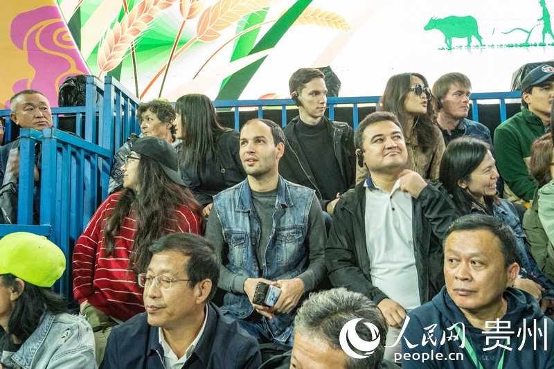 “村BA”決賽現(xiàn)場，看臺座無虛席。人民網(wǎng) 陽茜攝
