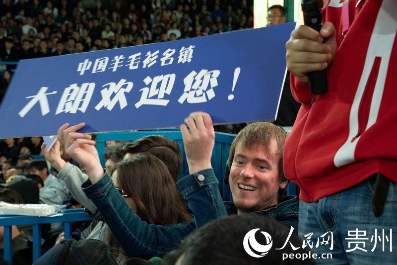 外媒記者舉起手牌為運(yùn)動員加油。人民網(wǎng) 陽茜攝