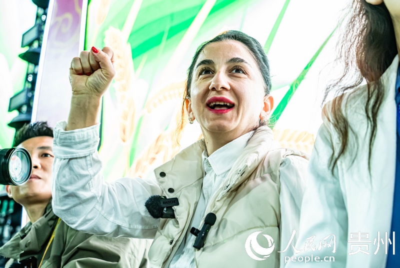 外媒記者在現(xiàn)場吶喊助威。人民網(wǎng) 陽茜攝