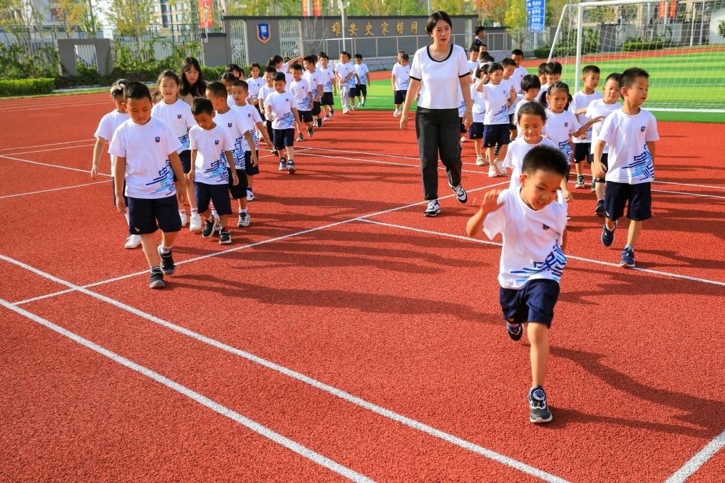 2023年9月，雄安史家胡同小學(xué)的學(xué)生們在操場上活動(dòng)。新華社記者張鋮 攝