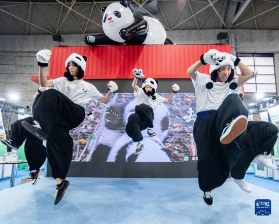  10月29日，街舞隊(duì)在日本大阪國際會(huì)展中心中國館表演街舞。新華社發(fā)（中國駐大阪旅游辦事處供圖）