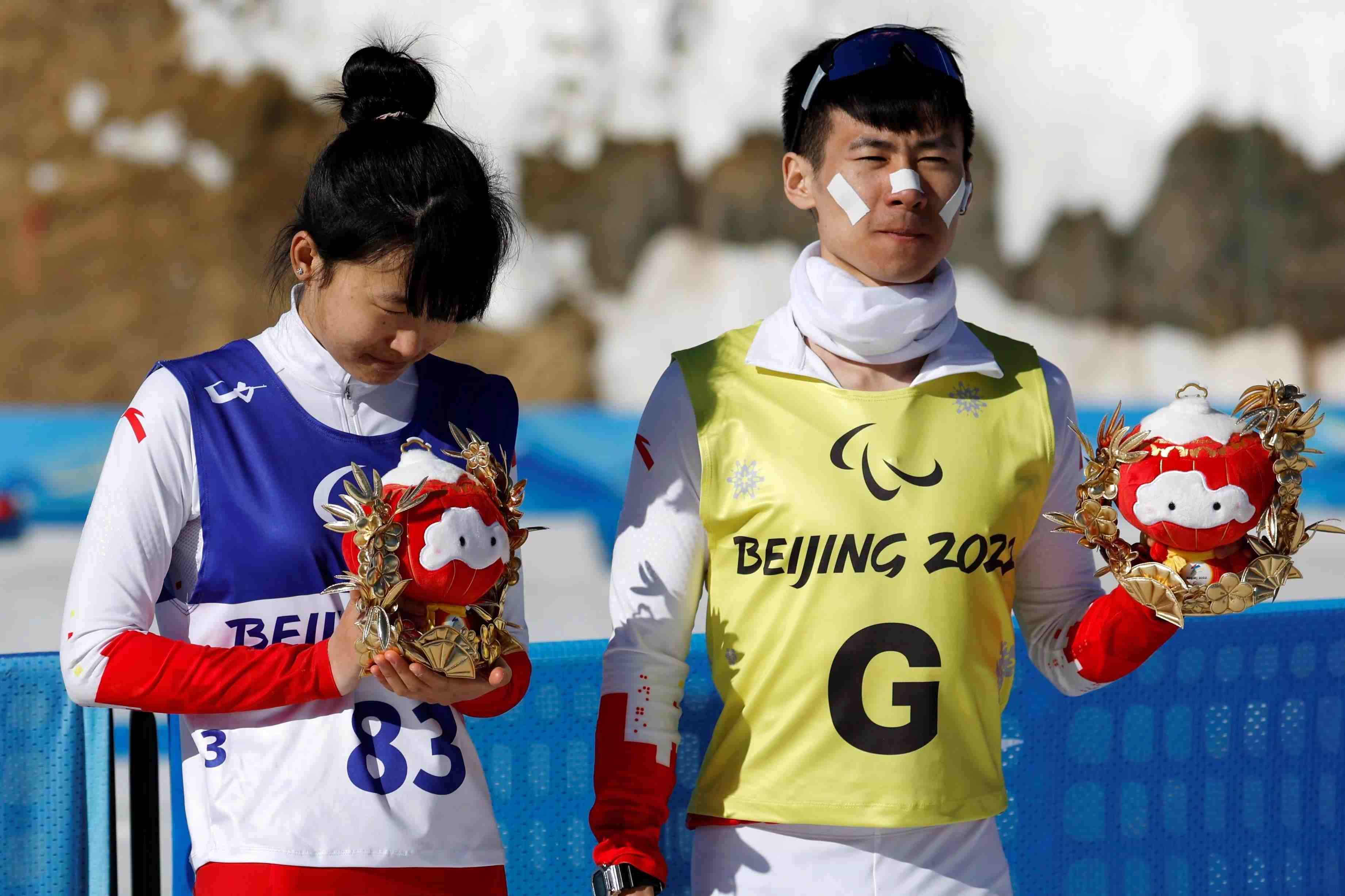 △2022年3月8日，在2022冬殘奧會(huì)殘奧冬季兩項(xiàng)女子中距離（視障）比賽中，中國(guó)選手王躍（左）獲季軍。