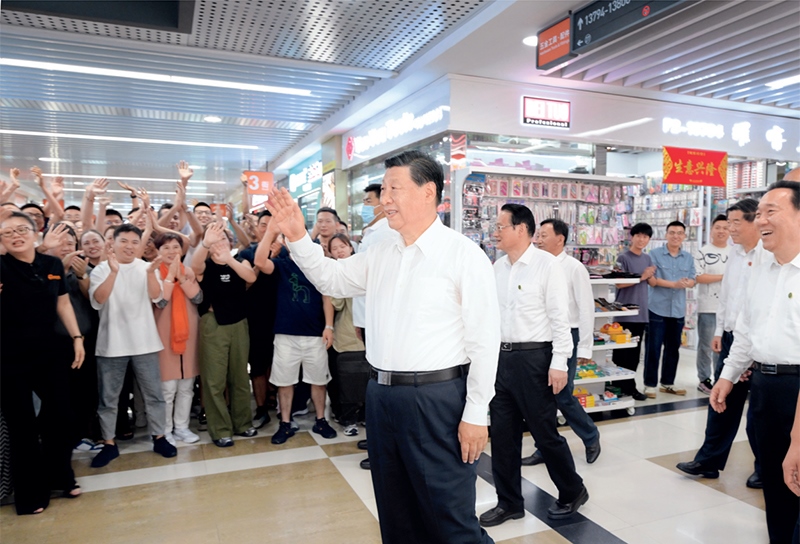 2023年9月20日至21日，中共中央總書記、國家主席、中央軍委主席習近平在浙江考察。這是20日上午，習近平在義烏國際商貿城考察時，同商戶親切交流。 新華社記者 李學仁/攝