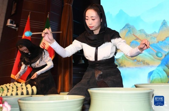 10月30日，演員在伊朗德黑蘭伊朗國(guó)家藝術(shù)科學(xué)院舉行的“青風(fēng)海上來”浙江青瓷巡禮開幕式暨“萬象中國(guó)·天下寧波”寧波文旅推介會(huì)開幕式上表演。新華社記者 沙達(dá)提 攝