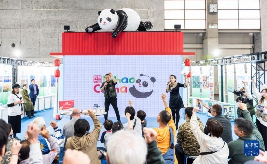  10月29日，游客在日本大阪國際會(huì)展中心中國館參與中國旅游知識(shí)問答活動(dòng)。新華社發(fā)（中國駐大阪旅游辦事處供圖）
