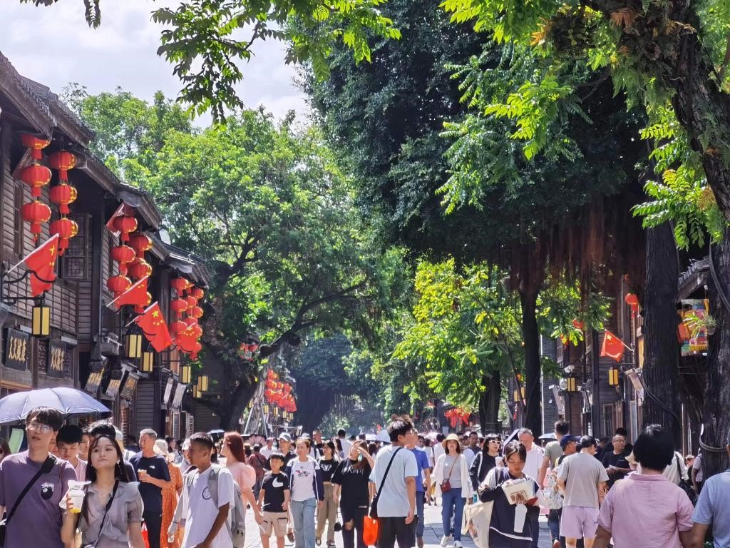 國慶節(jié)期間，三坊七巷歷史文化街區(qū)游人如織。新華社發(fā)