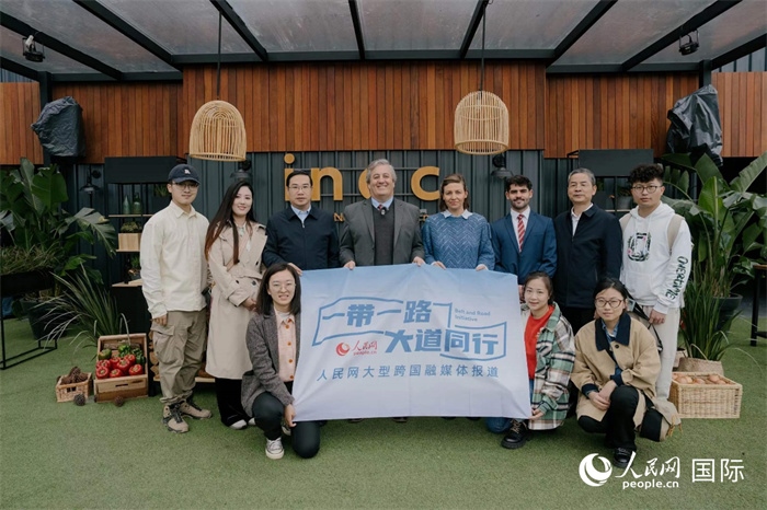 在烏拉圭第118屆普拉多牧農(nóng)業(yè)國(guó)際博覽會(huì)上，烏拉圭國(guó)家肉類協(xié)會(huì)主席與人民網(wǎng)記者合影。人民網(wǎng)記者 張若涵攝
