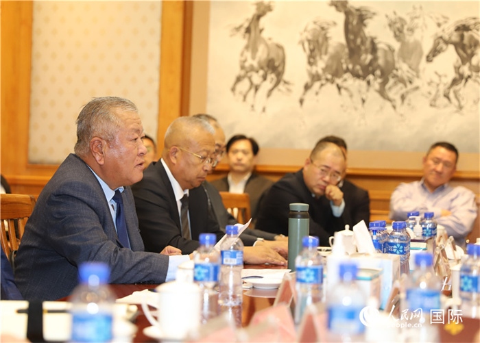 2.2023年10月30日，張義波（左一）會長匯報商會工作情況。人民網(wǎng)記者 霍文攝