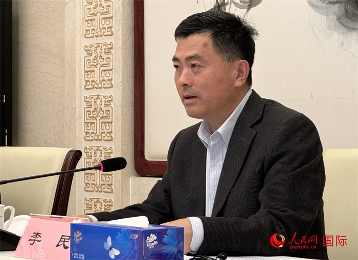 10月31日，歐美同學(xué)會(huì)秘書長(zhǎng)李民在第五屆中法文化論壇媒體吹風(fēng)會(huì)上講話。（人民網(wǎng) 謝瑩攝）