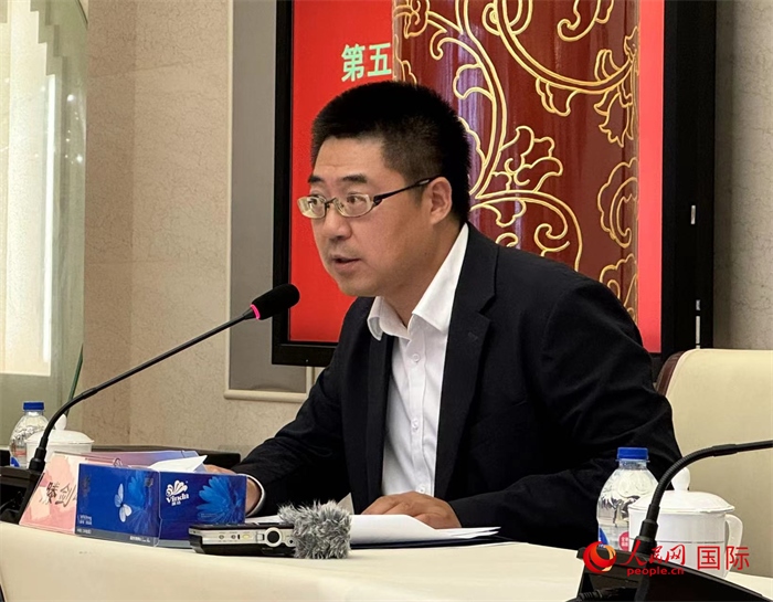 10月31日，歐美同學(xué)會(huì)副秘書長(zhǎng)滕劍峰在第五屆中法文化論壇媒體吹風(fēng)會(huì)上講話。（人民網(wǎng) 謝瑩攝）