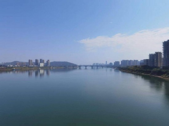10月24日，在清水塘大橋景觀通道上拍攝的湘江景色。本報(bào)記者 常雯宜攝