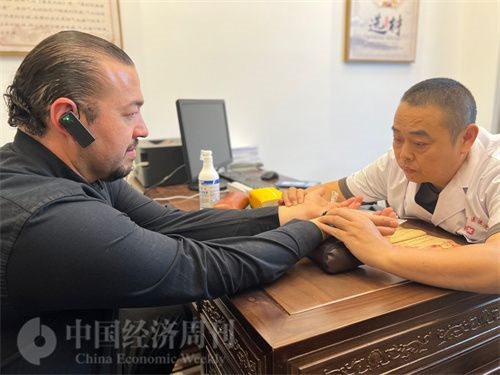  （外媒記者走進(jìn)中醫(yī)堂，問診中醫(yī)名師。中國(guó)經(jīng)濟(jì)周刊記者 郭志強(qiáng)攝）