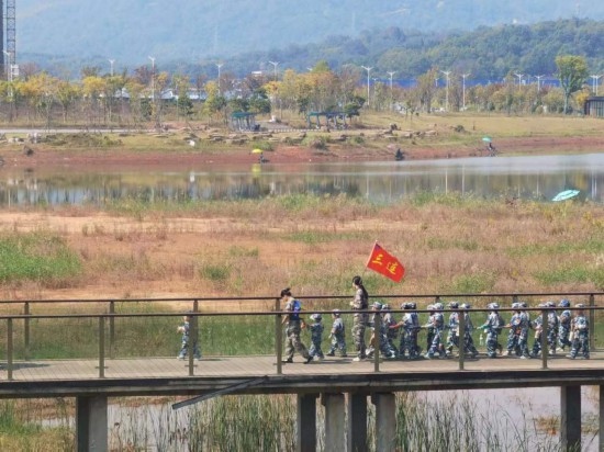 10月24日，秋游的幼兒園小朋友在老師帶領(lǐng)下走在清水塘公園里的木橋上。本報(bào)記者 常雯宜攝
