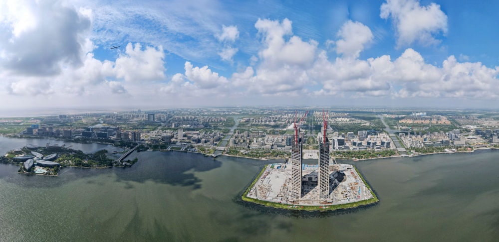 空中俯瞰中國(guó)（上海）自由貿(mào)易試驗(yàn)區(qū)臨港新片區(qū)，左上為東海大橋，前為建設(shè)中的中銀金融中心大樓（2023年9月6日攝，無(wú)人機(jī)照片）。新華社記者 方喆 攝