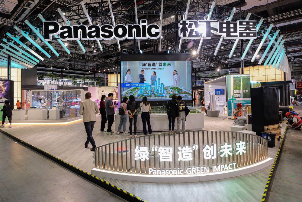 2023年11月2日，工作人員在進(jìn)博會(huì)松下電器展位做準(zhǔn)備工作。新華社記者 辛夢(mèng)晨 攝