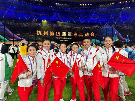 杭州亞運會閉幕式上，教練李紅（右三）和隊員們合影（左二為龔莉）。受訪者供圖