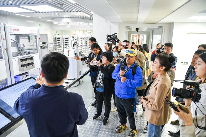 2023年10月16日，第三屆“一帶一路”國(guó)際合作高峰論壇新聞中心組織中外記者采訪。記者在中德大廈內(nèi)的博世未來工廠展區(qū)參觀，了解其高質(zhì)量創(chuàng)新發(fā)展成果。