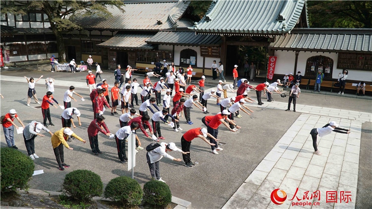 開(kāi)跑前，中日青少年一起做熱身運(yùn)動(dòng)。人民網(wǎng) 蔣曉辰攝