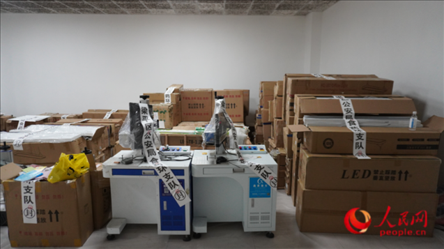 查封的假冒品牌燈具等。人民網 肖聰聰 攝