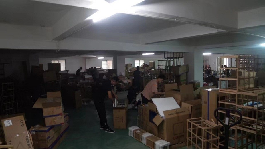 查處倉庫現場。重慶市梁平區(qū)公安局供圖。