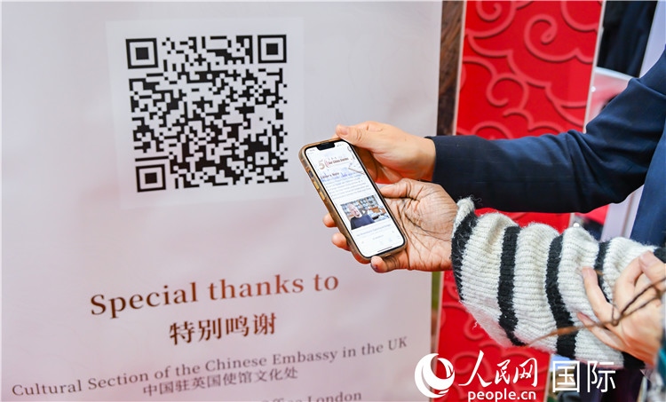 觀眾掃碼《我們的中國故事》系列視頻。人民網(wǎng) 郭錦標攝