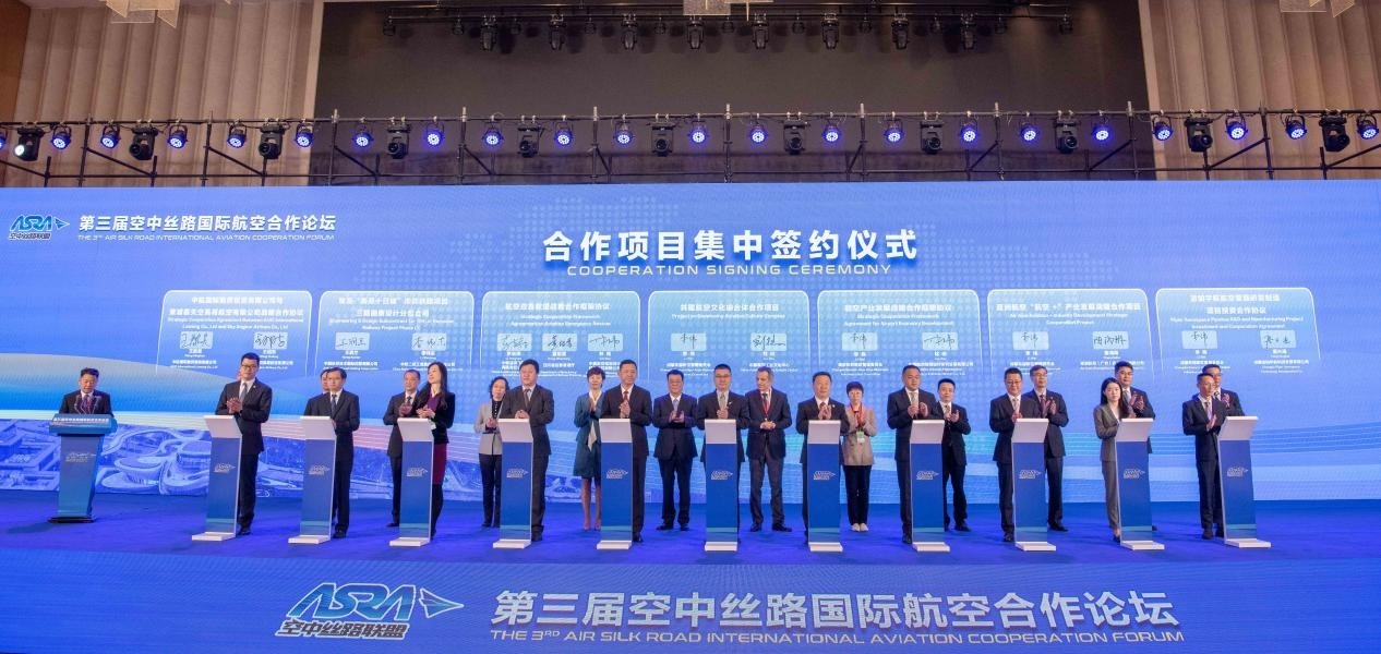 圖為7個(gè)國(guó)內(nèi)外合作項(xiàng)目現(xiàn)場(chǎng)簽約。人民網(wǎng)記者 唐宋攝