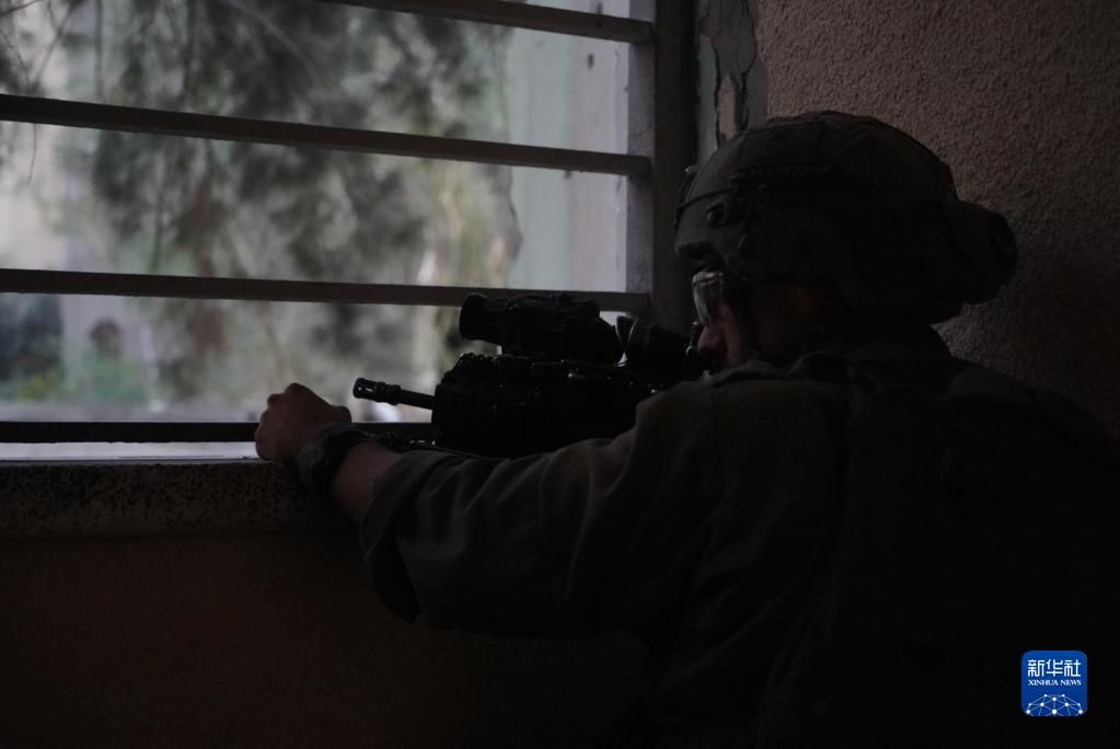 這張以色列國防軍11月9日發(fā)布的照片顯示，以軍地面部隊(duì)在加沙城進(jìn)行軍事行動(dòng)。新華社發(fā)