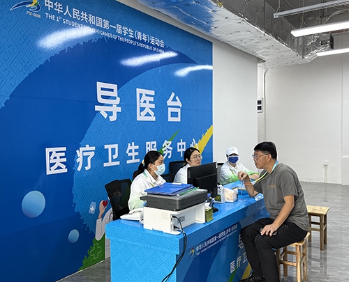 村內(nèi)住客在醫(yī)療衛(wèi)生服務(wù)中心導(dǎo)醫(yī)臺問診。人民網(wǎng)記者 歐興榮攝