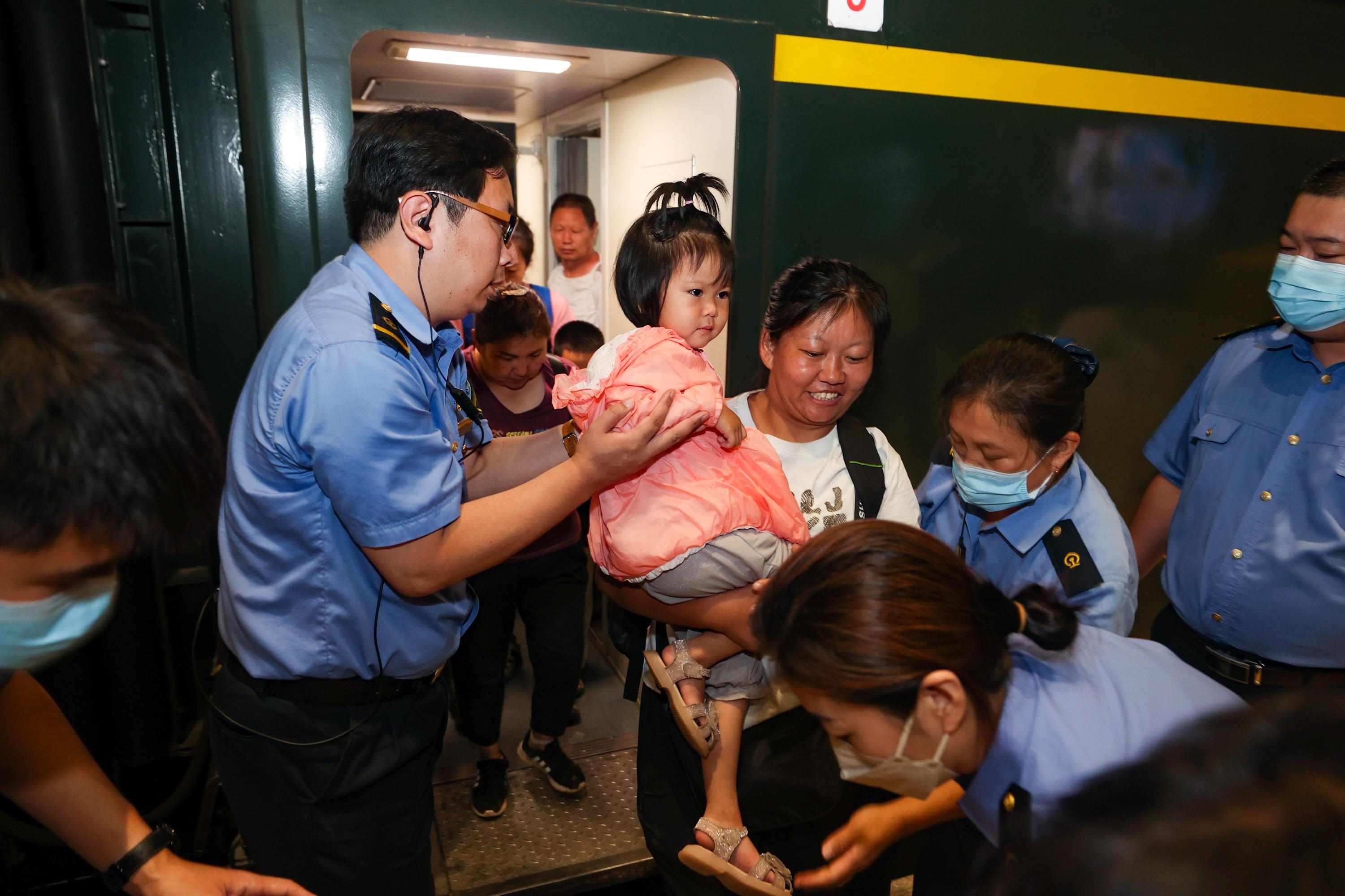 2023年8月2日，因強(qiáng)降雨被困的K396次列車第二批近500名旅客在救援隊(duì)的一路護(hù)送下，徒步五個(gè)小時(shí)抵達(dá)妙峰山鎮(zhèn)水峪嘴村。稍作休整后，他們乘坐臨時(shí)旅客列車前往北京豐臺(tái)站。
