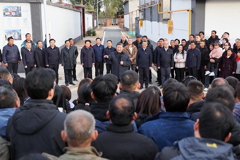 2023年11月10日，習(xí)近平總書(shū)記在河北保定涿州市萬(wàn)全莊村考察時(shí)，同村民們親切交流。