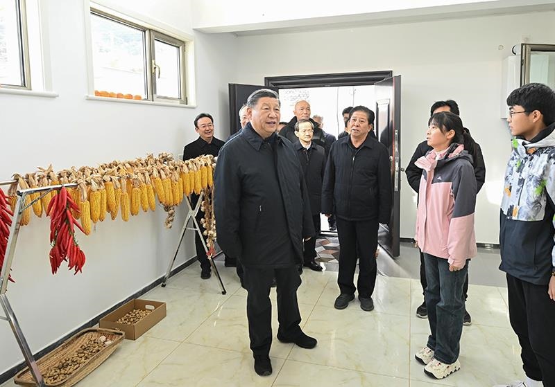 2023年11月10日，習(xí)近平總書(shū)記在北京門頭溝妙峰山鎮(zhèn)水峪嘴村村民李盟家看望慰問(wèn)，了解房屋受損、修繕和冬季取暖等情況。
