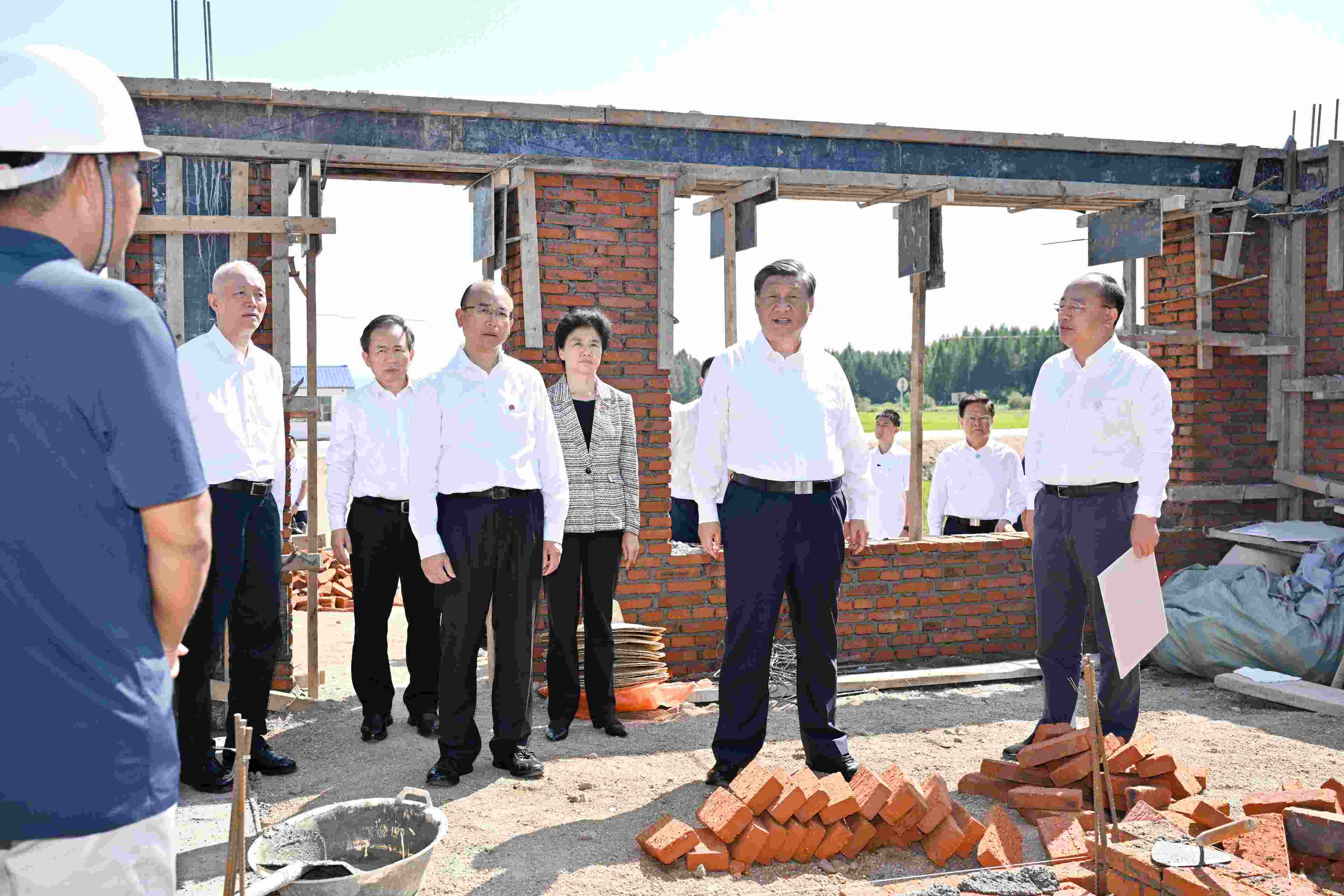 2023年9月7日，習(xí)近平總書(shū)記在遭受洪澇災(zāi)害的黑龍江省哈爾濱尚志市老街基鄉(xiāng)龍王廟村，察看水毀房屋重建情況。