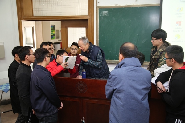 鐘萬勰院士為學(xué)生們答疑解惑。大連理工大學(xué)供圖