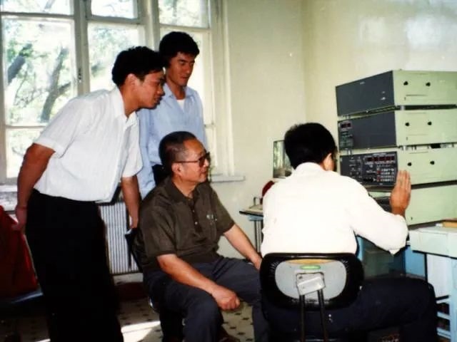 秦裕琨與團(tuán)隊(duì)在一起。哈爾濱工業(yè)大學(xué)供圖