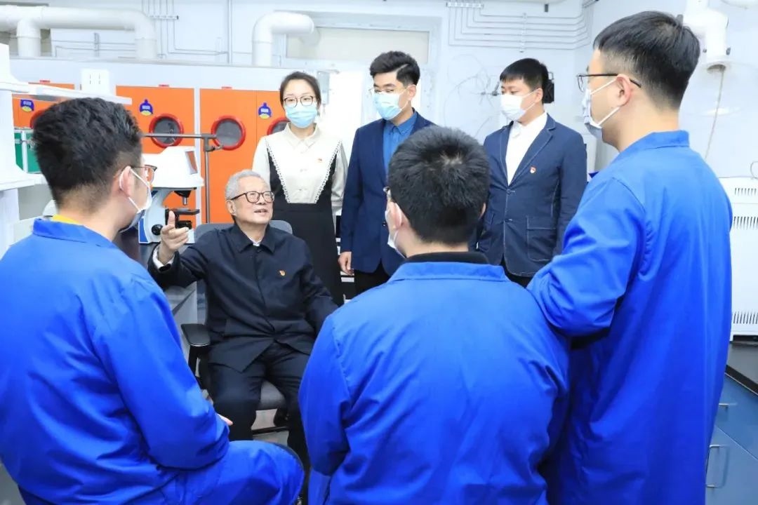 秦裕琨院士在實(shí)驗(yàn)室與青年師生交流。哈爾濱工業(yè)大學(xué)供圖