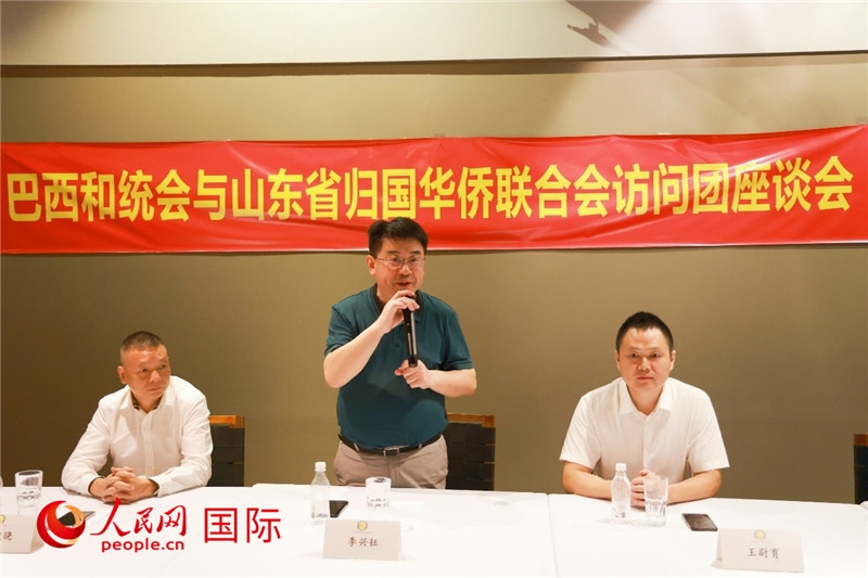 中國僑聯(lián)副主席、山東省僑聯(lián)主席李興鈺（中）在座談會(huì)上致辭。人民網(wǎng)記者 陳海琪攝