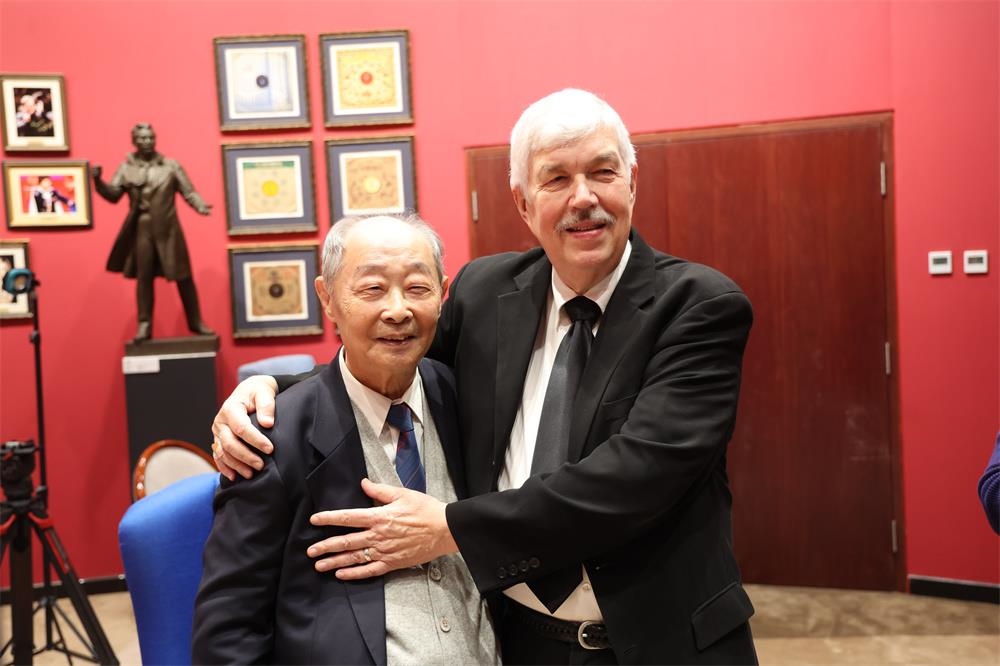 費(fèi)城交響樂(lè)團(tuán)小提琴演奏家戴維·布斯與原中央樂(lè)團(tuán)小提琴演奏家朱信人50年后再相聚。