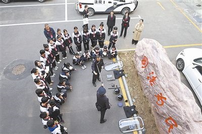 圖②：法警對警用裝備的使用進(jìn)行現(xiàn)場演示。