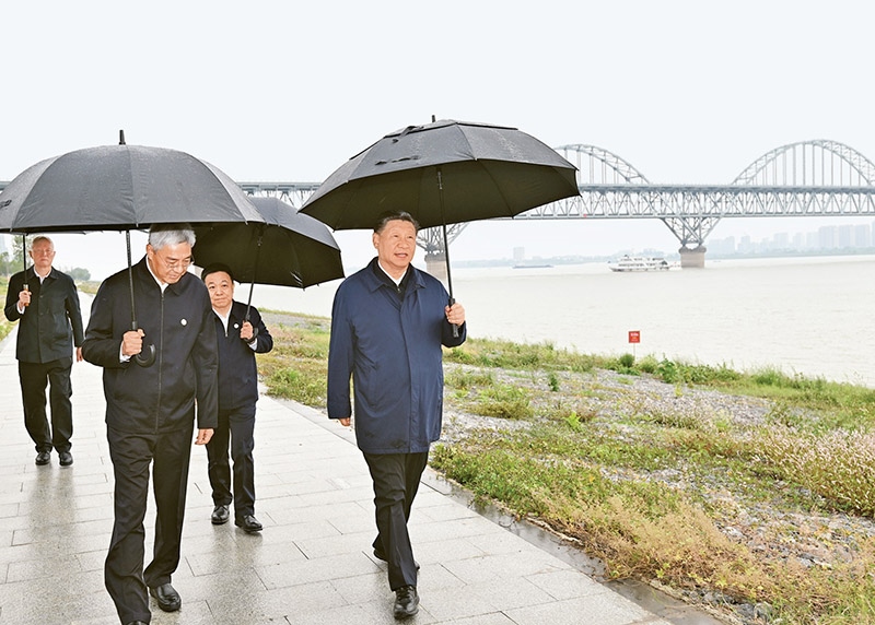 2023年10月10日至13日，中共中央總書記、國(guó)家主席、中央軍委主席習(xí)近平在江西考察。這是10日下午，習(xí)近平在長(zhǎng)江國(guó)家文化公園九江城區(qū)段考察時(shí)，冒雨沿江堤步行察看沿岸風(fēng)貌。 新華社記者 謝環(huán)馳/攝