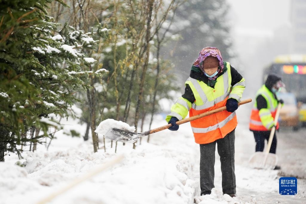 11月16日，環(huán)衛(wèi)工人在清理道路上的積雪。當日，黑龍江哈爾濱市迎來雨雪天氣。新華社記者 王建威 攝