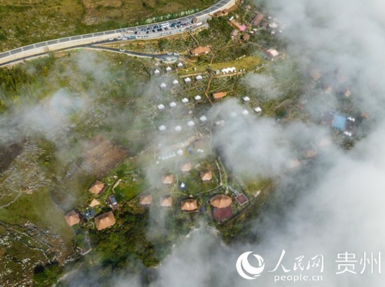 航拍掩映在晨間薄霧中的“花都里·化屋野奢度假營(yíng)地“。人民網(wǎng) 陽(yáng)茜攝