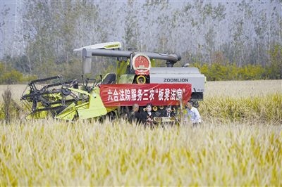  圖②：干警就地解紛場景。